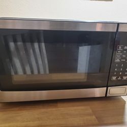  (New Microwave )Mainstays 0.7 cu ft Digital 700W output 10 Power Levels, Stainless Steel
5