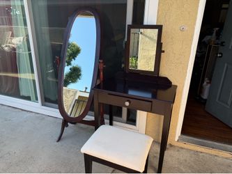 Set of vanity