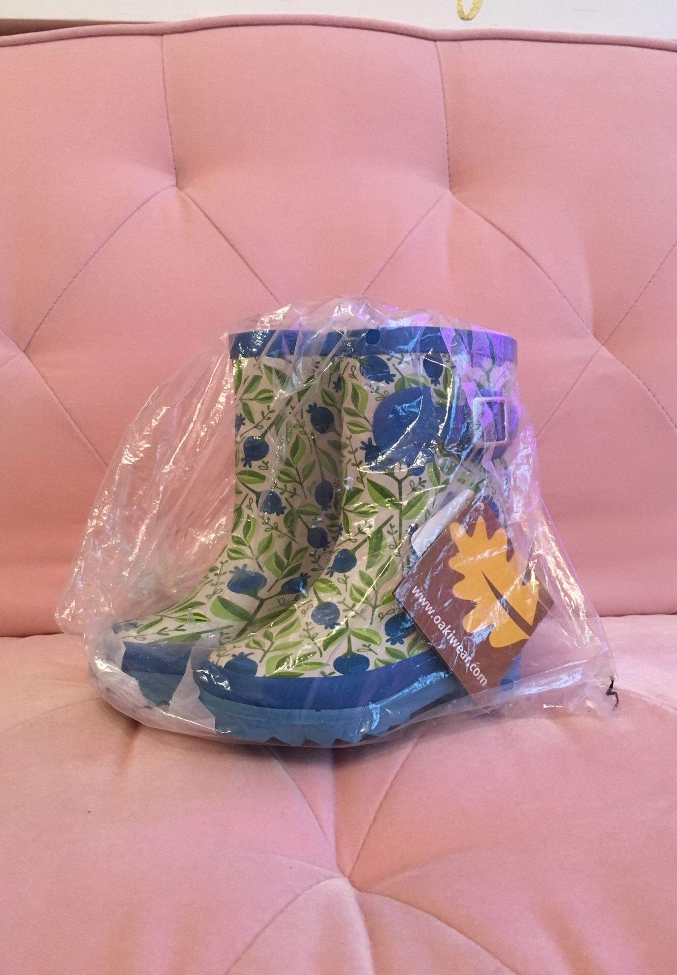 Lil girl rain boots, size 7. New with tags