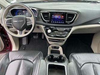 2017 Chrysler Pacifica Thumbnail
