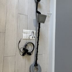 Bounty Hunter Discovery 1100 Metal Detecter With Headphones 