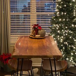 Counter Height Dining table and 4 stools 