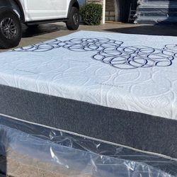 Queen Bamboo Hybrid Cool Gel Memory Foam Mattress!!