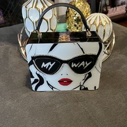 Beautiful party bag, very elegant for those favorite events. Be the envy of everyone with this beautiful bag.