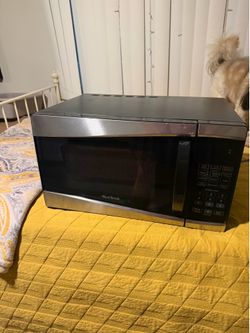 Westbend microwave 900 watts, 0.9cubic ft
