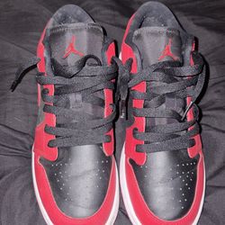 Size 6.5y low top Jordan’s