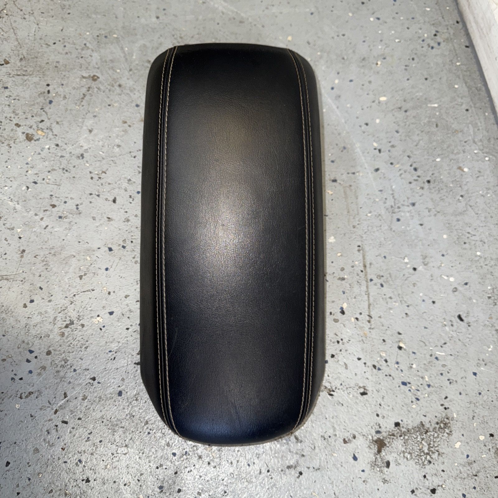 14 - 20 Jeep Cherokee Center Console Storage Lid Armrest Black Leather (contact info removed)