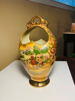 Beautiful Vintage Japanese Satsuma Hand Painted Porcelain Vase. Beautiful Condition. No Chips