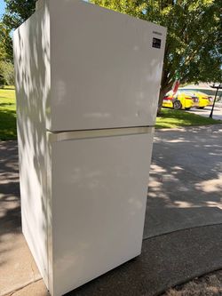 Samsung Top-Freezer Refrigerator White