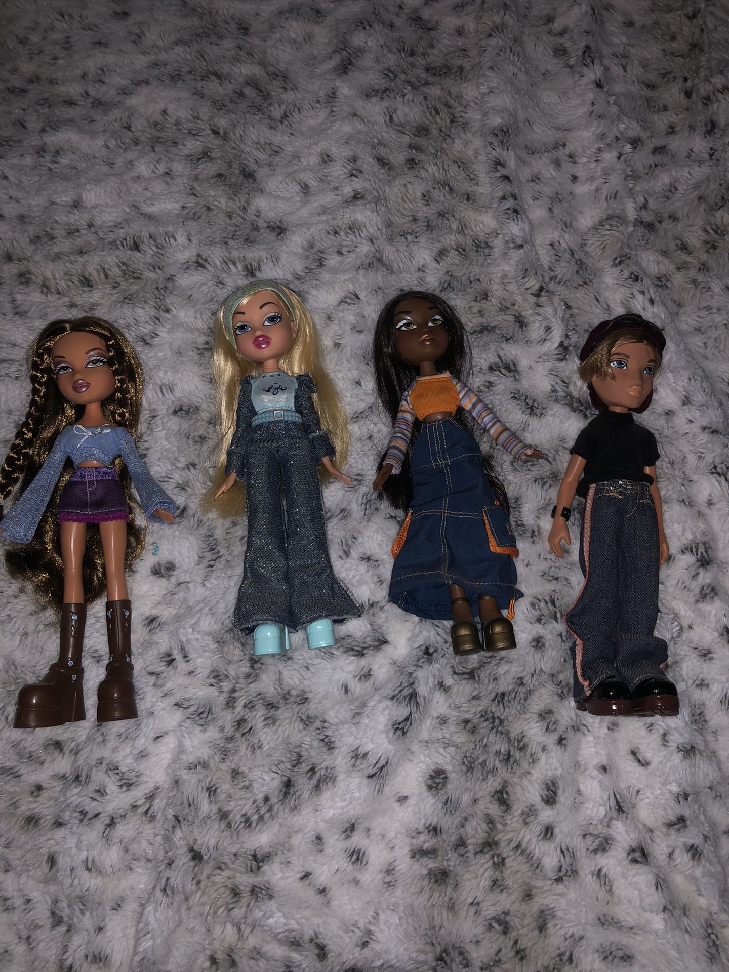 Bratz dolls + bag of their accessories 