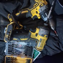 DeWalt 20V MAX drill and impact driver combo kit with 1 batterie and a bit set in a case.