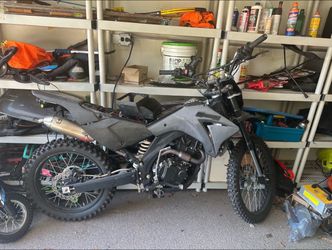 250cc dirt bike has title