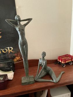 2 FIGURINES