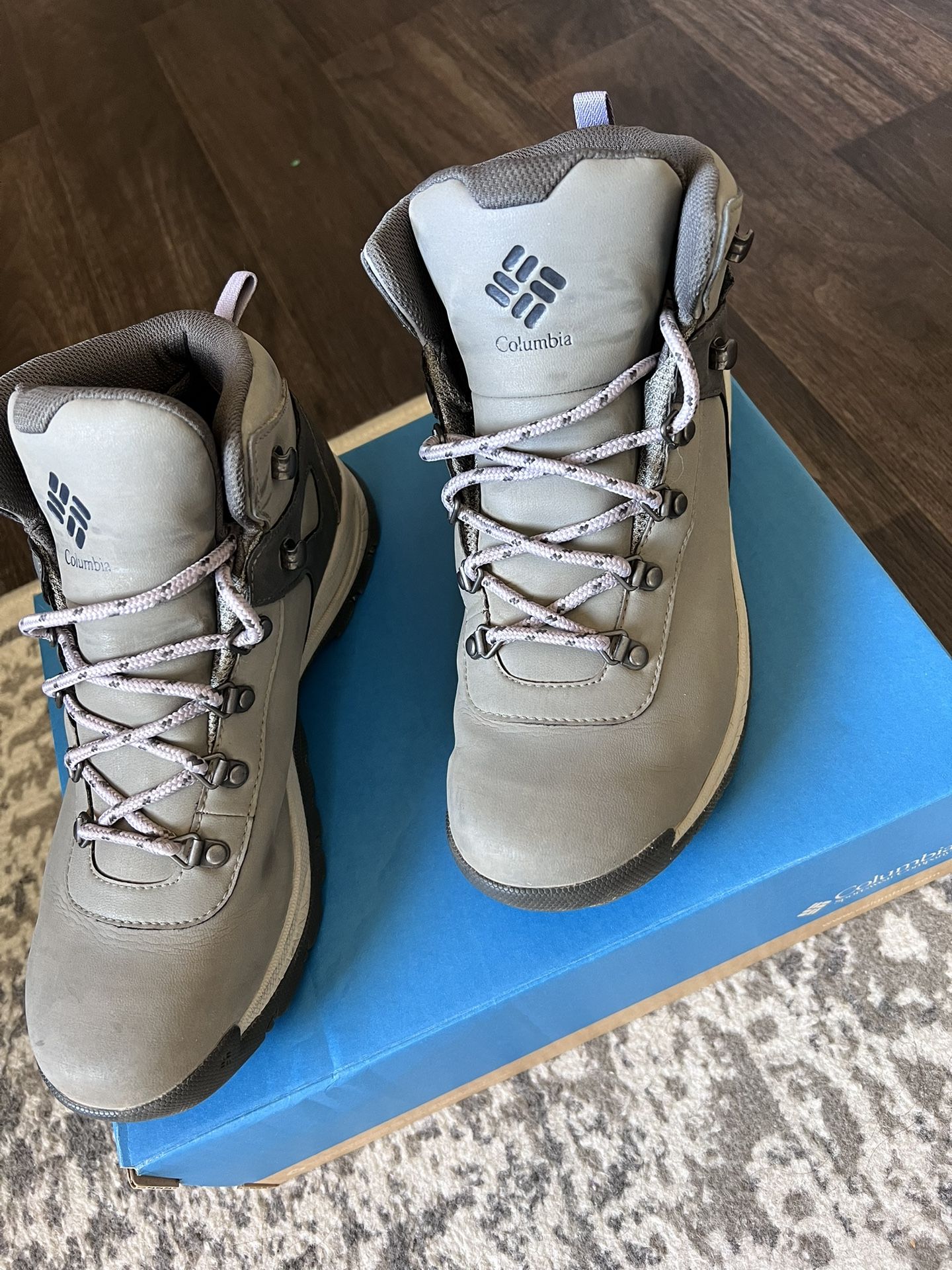 Columbia Women's Yoncalla MID Waterproof Size 9.5 (US)