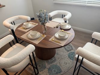 Gorgeous 55 Inc Oval wood Dinning 4 set.