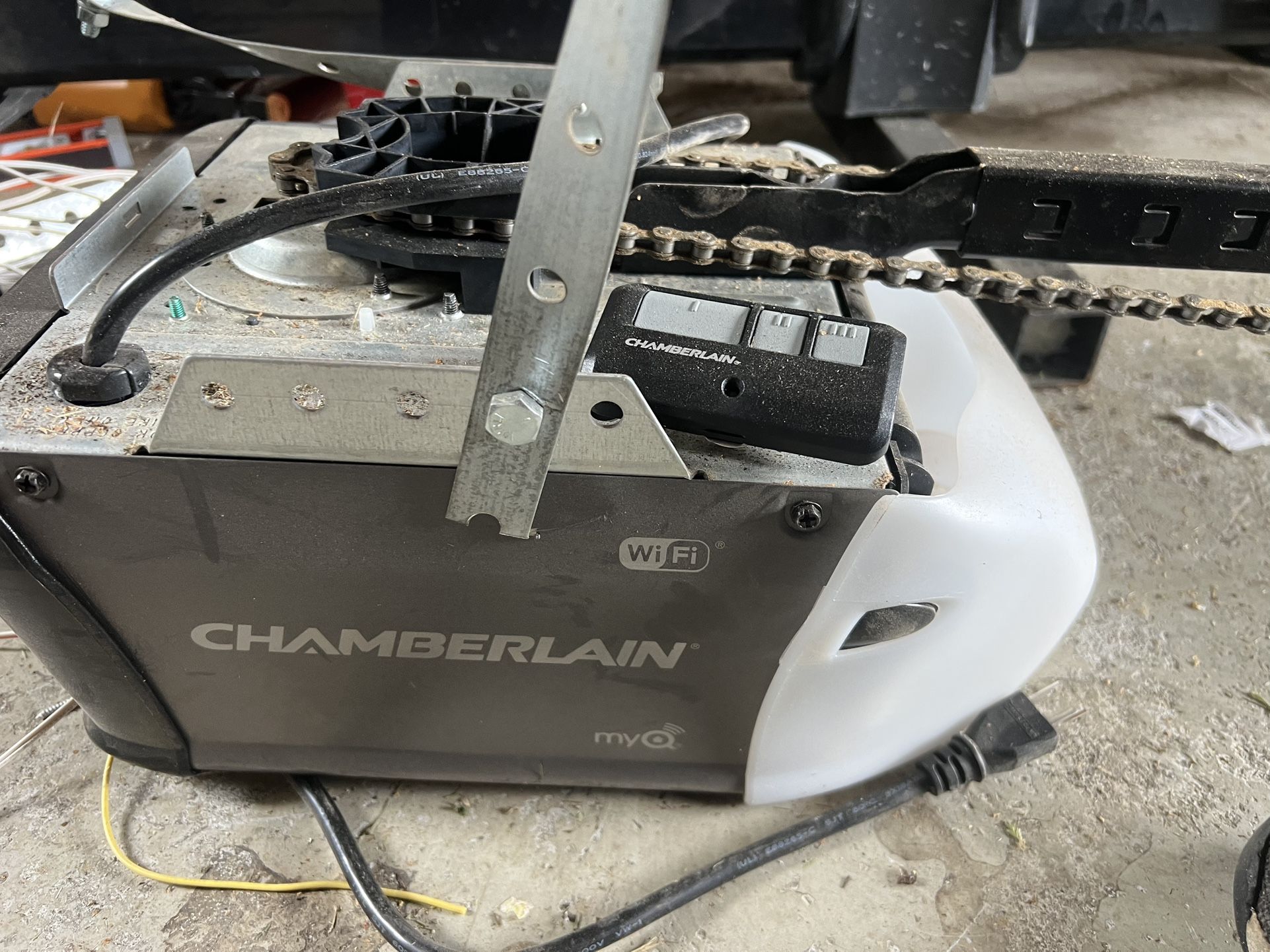 1/2 Hp WiFi Chamberlain Garage Door Opener With Remote