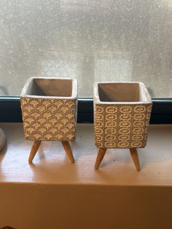 Set Of 2 Small Decorative Ceramic Planter Pots With Wooden Legs 
