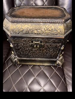 decorative, vintage-style wooden treasure chest or jewelry box   velvet lining 