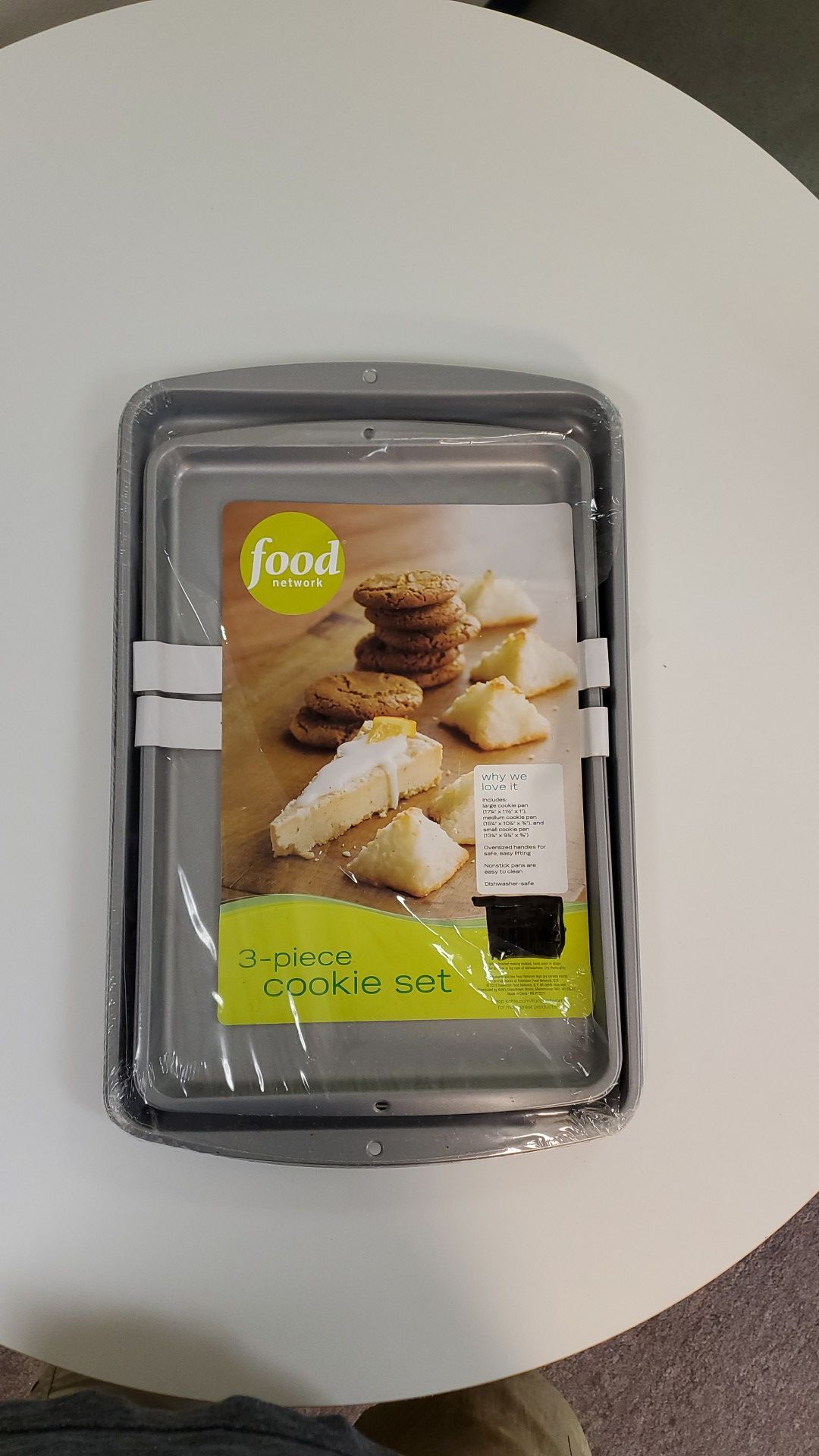 ( 3 ) NON- STICK COOKIE BACKING PANS, with ( 1 ) BAKERS SECRET NON- STICK COOLING RACK.