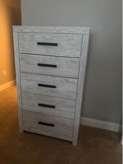 Cayboni 5 drawer chest.