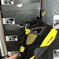 Jordan 4 Retro Thunder Black/Yellow