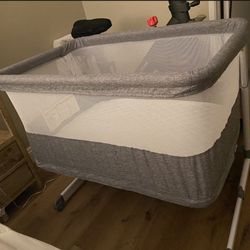 Simmons Bassinet- Barely Used