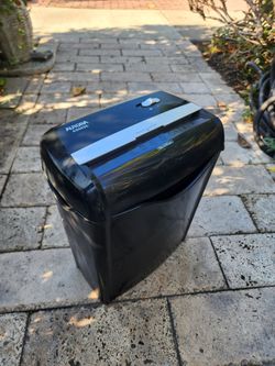 6 sheets & credit card shredder in good condition for only $10