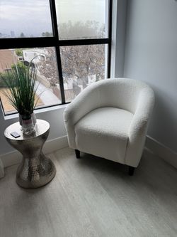 Set of 2 White Chairs