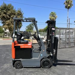 TOYOTA ELECTRIC FORKLIFT 