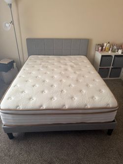 🛏️ Queen Bed + Mattress (LIKE NEW)