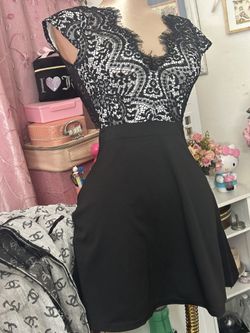 GORGEOUS BLACK LACE DRESS SZ MEDIUM $20.00