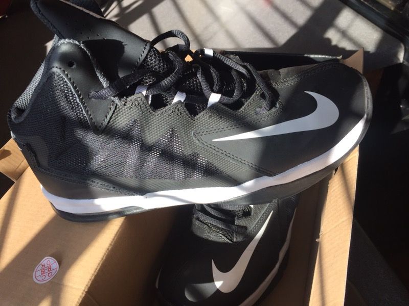 Nike Airmax youth basketball shoes