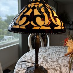 Beautiful Tiffany / Antique Style Lamp