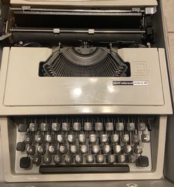 Olivetti Underwood Lettera 31 Manual Typewriter w/ Case - Italy