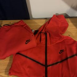 Nike Tech Fleece - Red