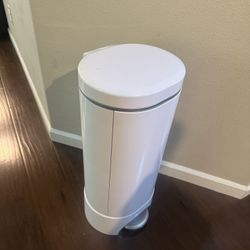 Munchkin Diaper Pail + Refill Bags