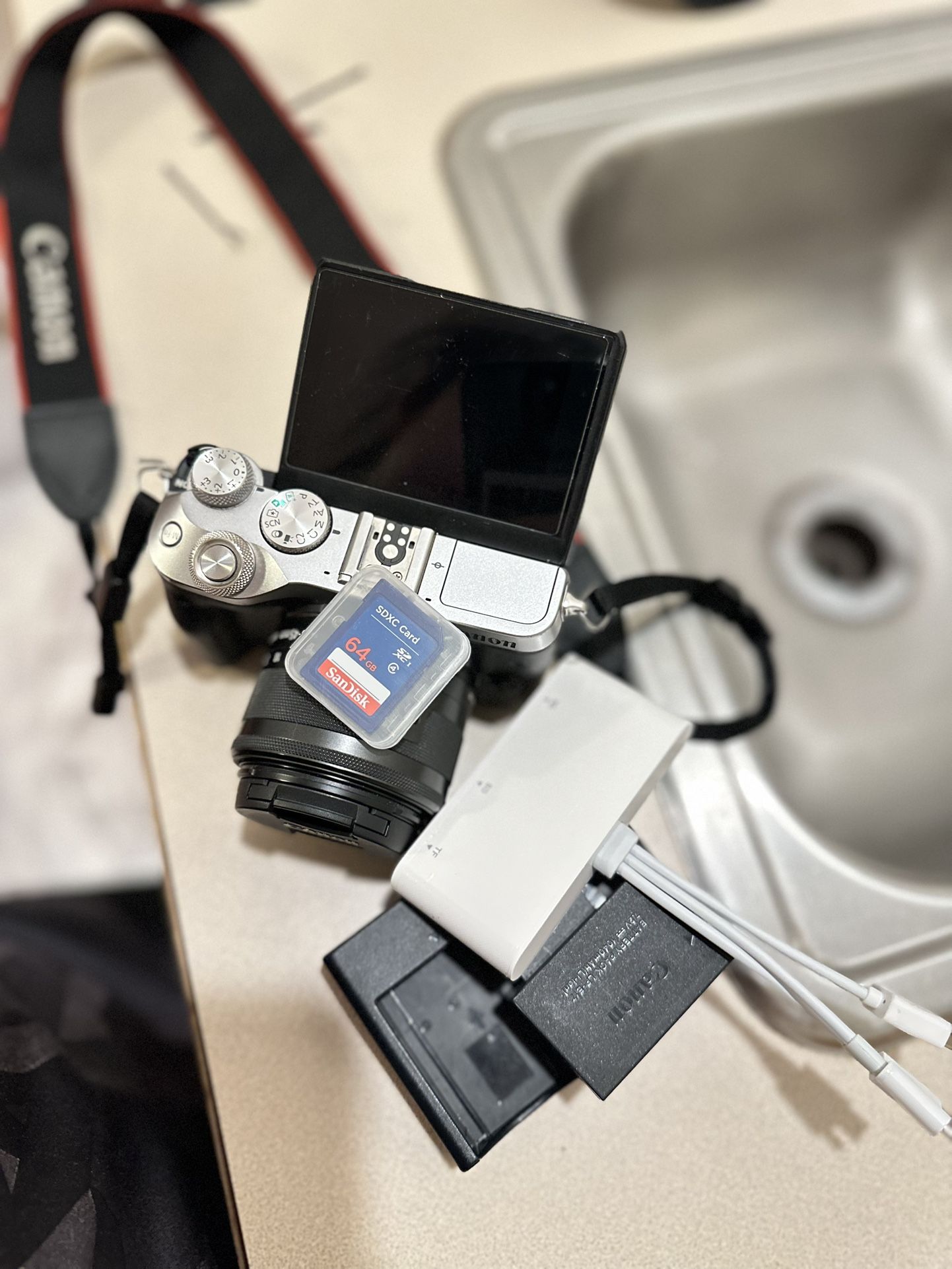 Canon M6 with len kit 15-45 and accessories