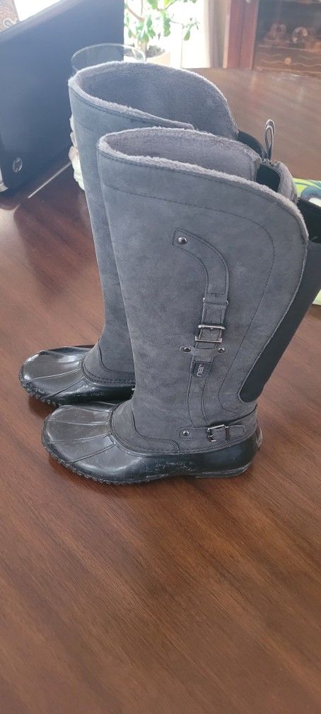 Womens Rain And Winter Boots Sz. 8.5