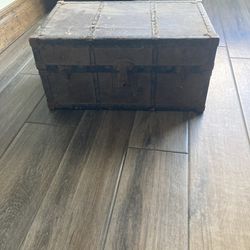 Vintage Worcester T& S Chest / Doll Box