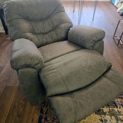 Comfy Recliner – Barely Used