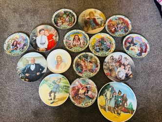 Set of 11 Vintage Collectible Plates – Great Condition 