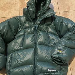 SUPREME PUFFER COAT