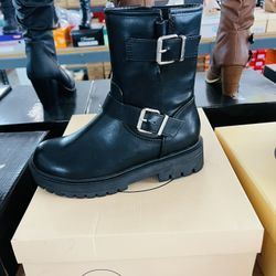 Beautiful Woman Boots $28. Soda Brand 
