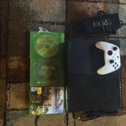 Xbox One With Three Games, Minecraft Call Of Duty®, Modern Warfare, Two And Call Of Duty® Infinite Warfare