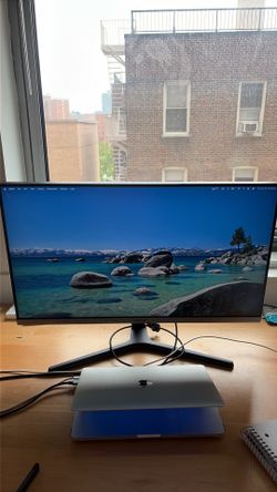 Selling Samsung Monitor ViewFinity UR55