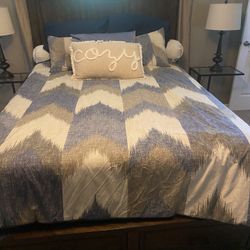 3 Piece Queen Bedroom Set (Mattress Sold Separately)