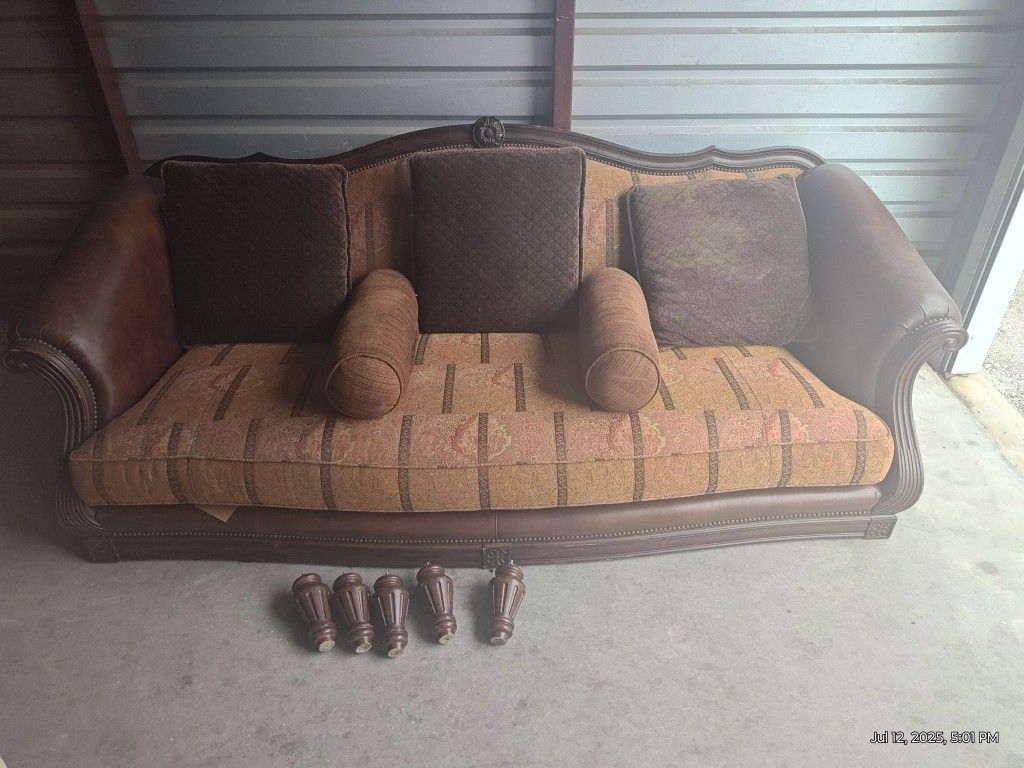 7 Ft Long Tan Brown Wooden Legs Couch N Throw Pillows Great Condition Cozy