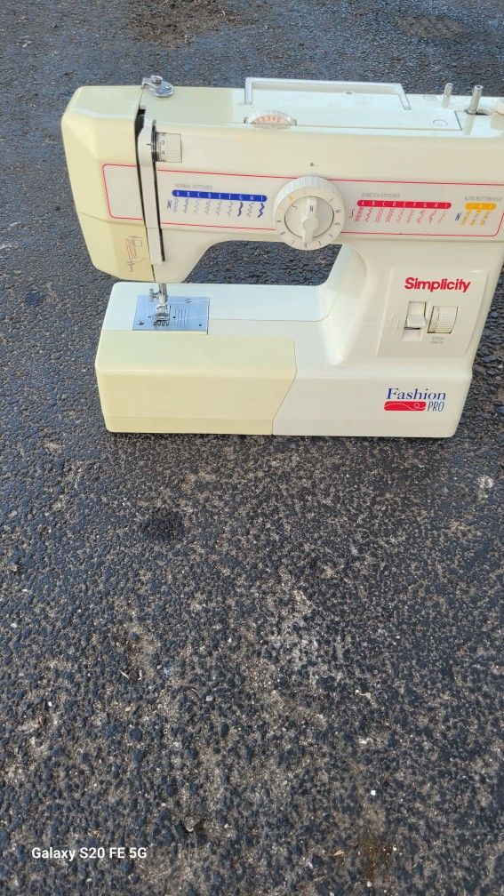 Sewing Machine, Needs Cable W/ Pedal