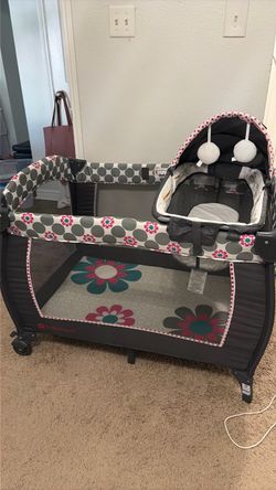 Baby Trend Lil' Snooze™ Deluxe II Nursery Center® Playard, Daisy Dots