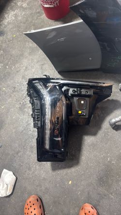 2025 2026 Cadillac Escalade passenger Headlight,